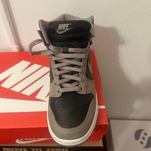 Nike Women's Sneakers in Black and Tan